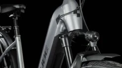 Cube Kathmandu Hybrid SLX 750 Polarsilver N Black 2023 - E-Bike Trekkingrad Tiefeinsteiger -Elektrofahrradladen 631303E Cube Kathmandu Hybrid SLX 750 polarsilver n black 2023 E Bike Trekkingrad Tiefeinsteiger 5 1280x1280