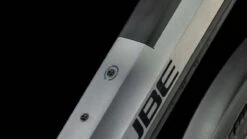 Cube Kathmandu Hybrid SLT 750 Prizmsilver N Grey 2023 - E-Bike Trekkingrad Herren -Elektrofahrradladen 631363 Cube Kathmandu Hybrid SLT 750 prizmsilver n grey 2023 E Bike Trekkingrad Herren 2 1280x1280