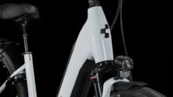 Cube Supreme RT Hybrid EXC 625 Flashwhite N Black 2023 - E-Bike Trekkingrad Tiefeinsteiger -Elektrofahrradladen 632262E Cube Supreme RT Hybrid EXC 625 flashwhite n black 2023 3 1280x1280