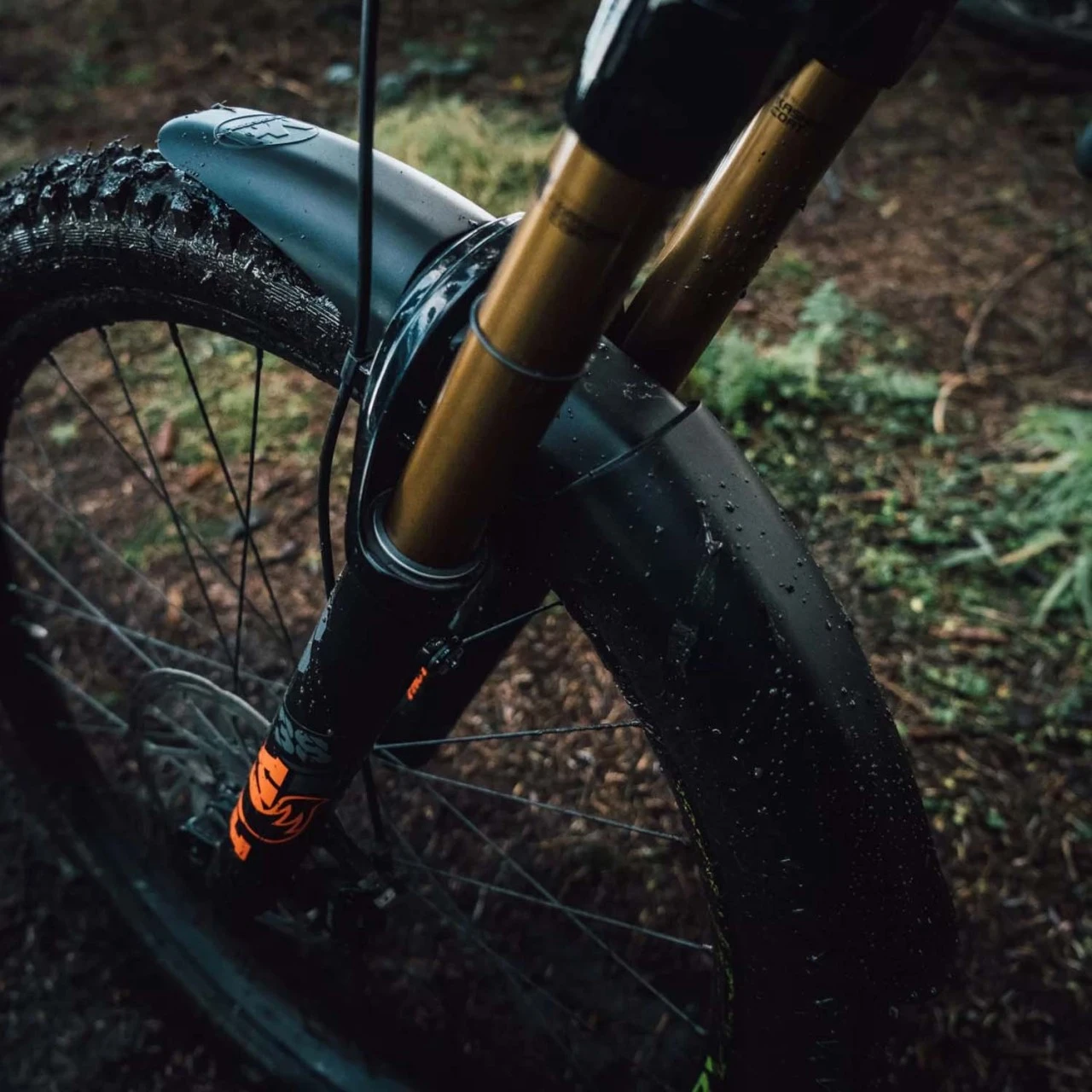 Mudhugger EVO Bolt-On Long Vorderrad-MTB Schutzblech - Bis Zu 3.0" Reifen, 27,5" Und 29" - Länge: 515 Mm 5 Mudhugger EVO Bolt-On Long Vorderrad-MTB Schutzblech - Bis Zu 3.0" Reifen, 27,5" Und 29" - Länge: 515 Mm – Bild 5